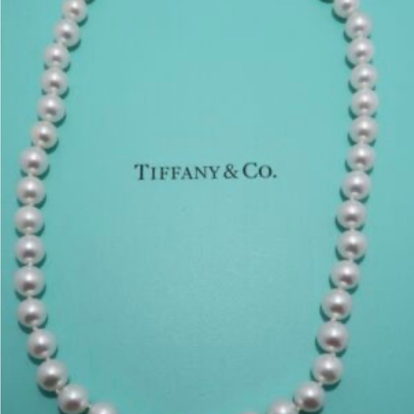 Tiffany & Co White Gold & Akita 18” Pearl necklace - Picture 2 of 8